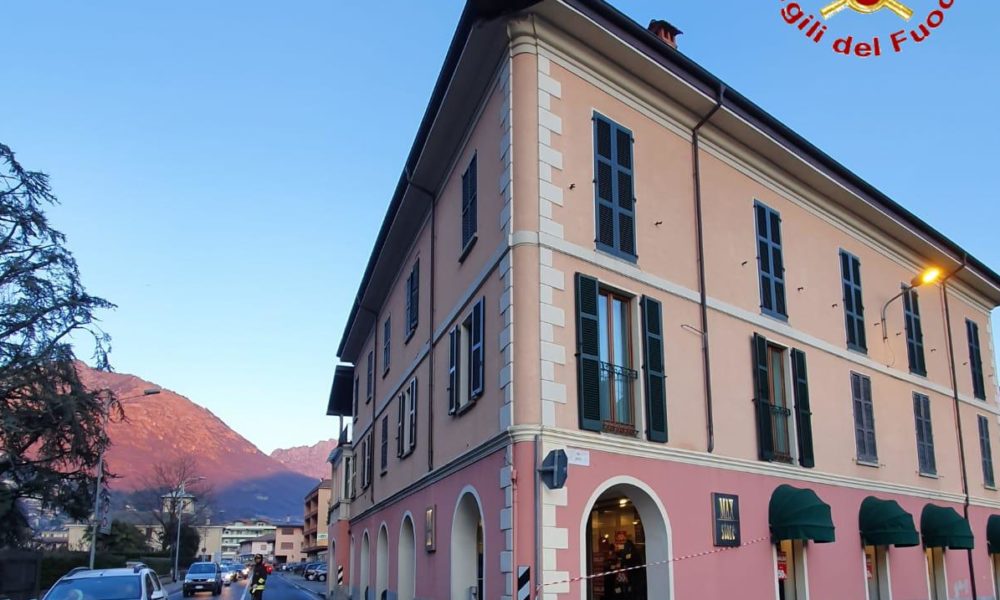 Porlezza, crolla un cornicione, grave ragazza di 17 anni travolta dalle macerie