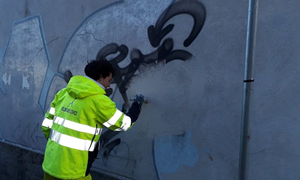 “Per Como pulita”, volontari al lavoro per ripulire la città