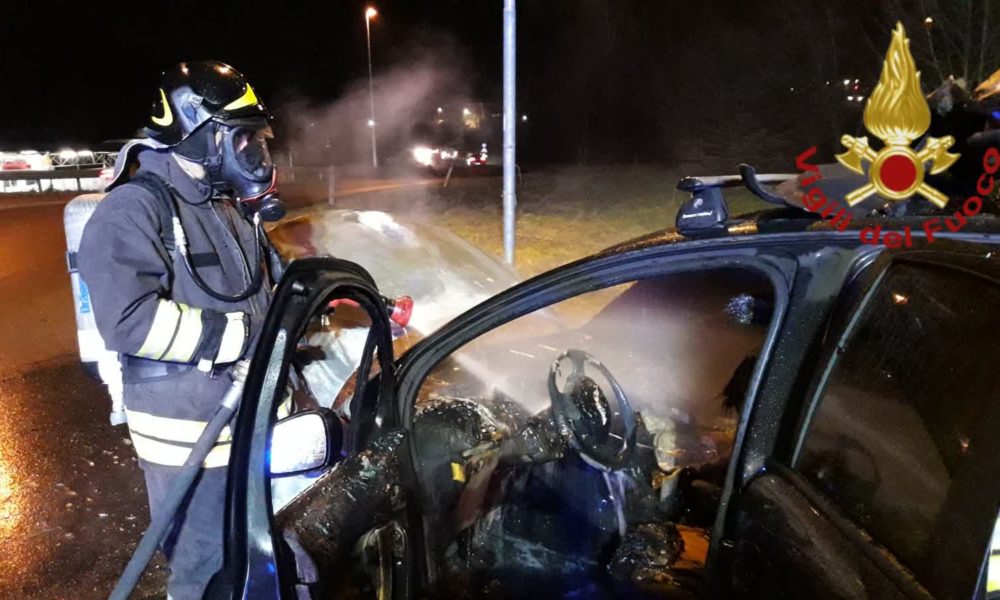 Fino Mornasco, auto in fiamme sulla provinciale