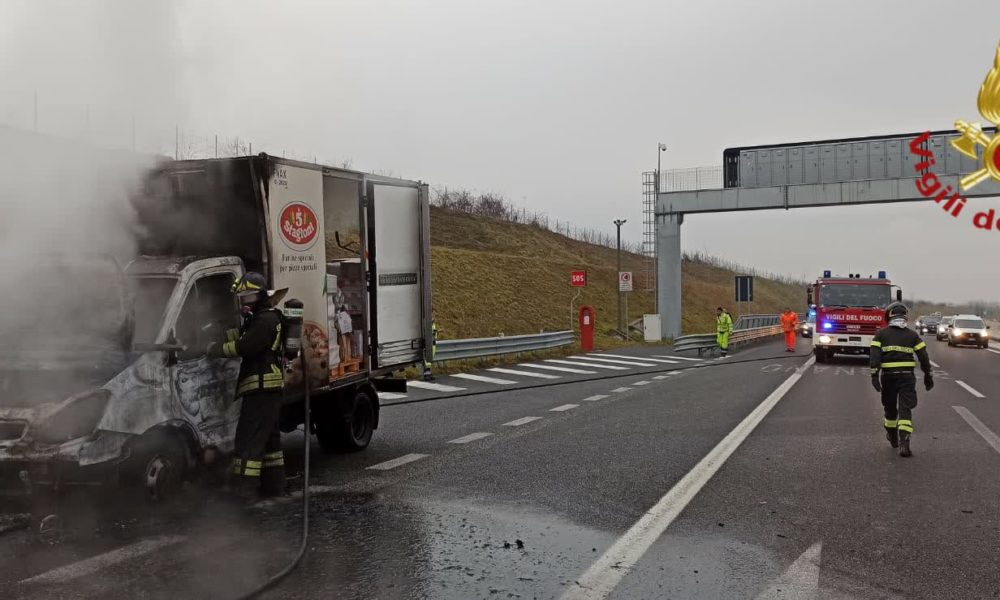 Pedemontana, furgone in fiamme, illeso il conducente
