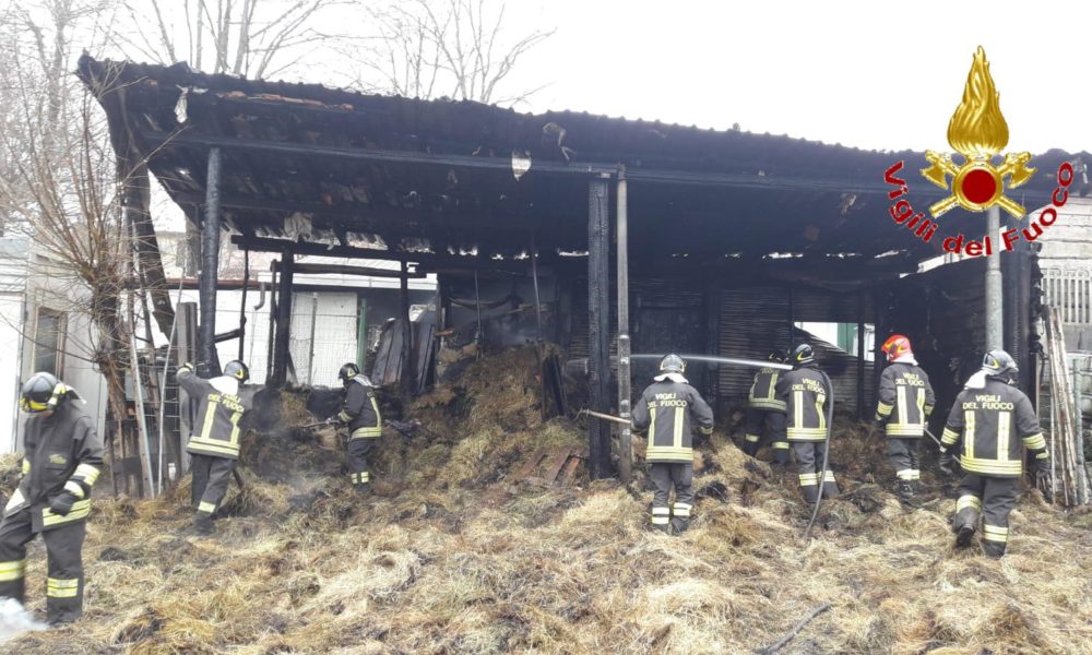 Faloppio, fienile in fiamme, al lavoro quattro squadre di pompieri