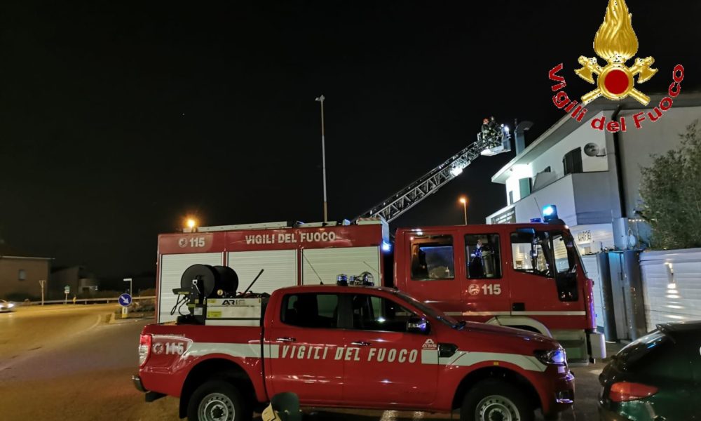 Novedrate, camino in fiamme, intervento dei vigili del fuoco