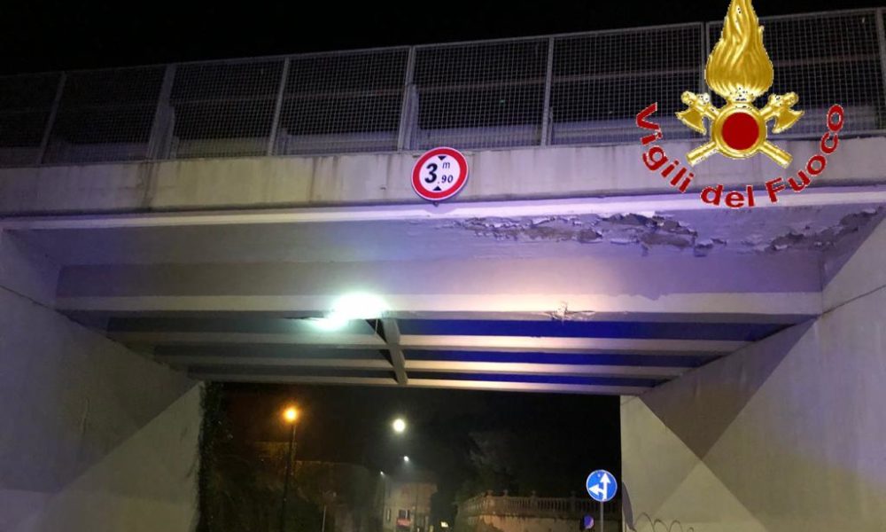 Erba, danneggiato da un camion il ponte di Buccinigo. Il comandante dei vigili: “Subito una telecamera”