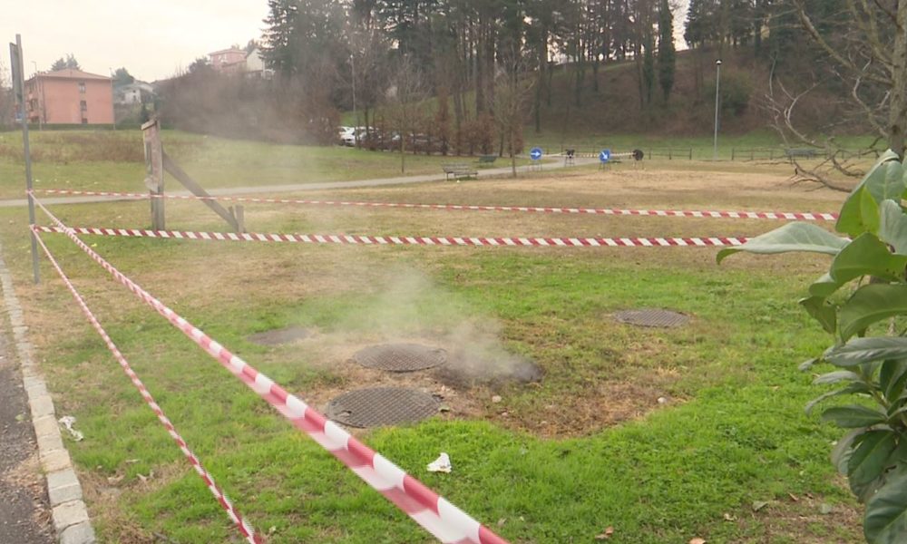 Pensionato caduto in una buca per una perdita del teleriscaldamento, ustioni a un piede