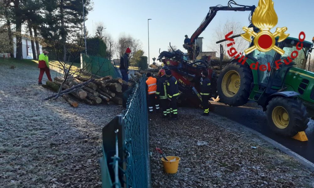 Cantù, rimorchio ribaltato, strada temporaneamente chiusa
