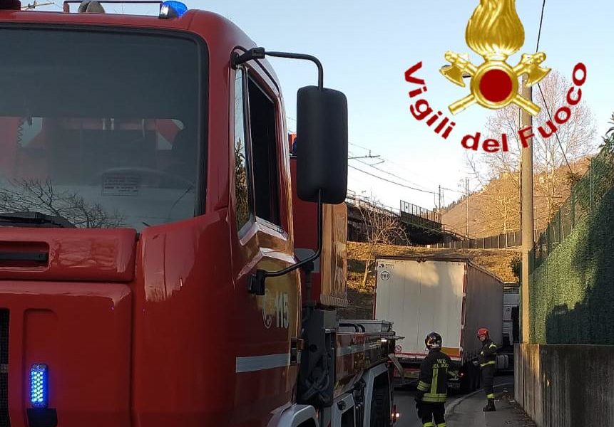 Valmulini, ancora un camion incastrato lungo la strada, intervento dei vigili del fuoco
