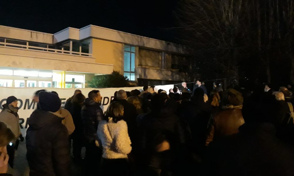 Piscina di Muggiò, il sit-in di protesta davanti all’impianto chiuso da mesi