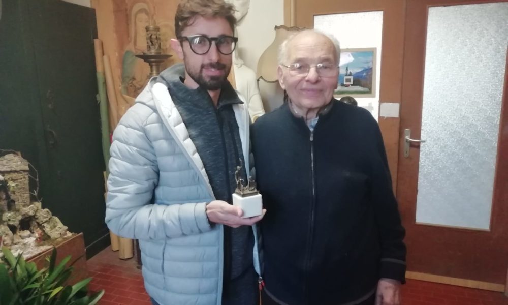 L’incontro tra il ciclista Cataldo e lo scultore Elio Ponti, autore del monumento del Ghisallo