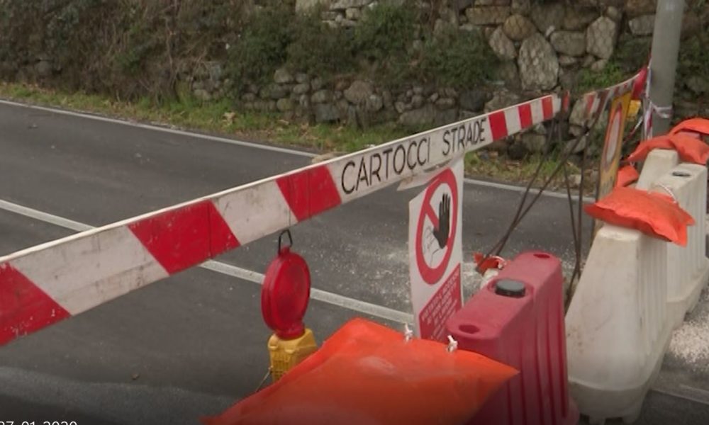 Via Per San Fermo, lavori sospesi dopo la frana. Bella: “Senso unico alternato entro fine marzo”