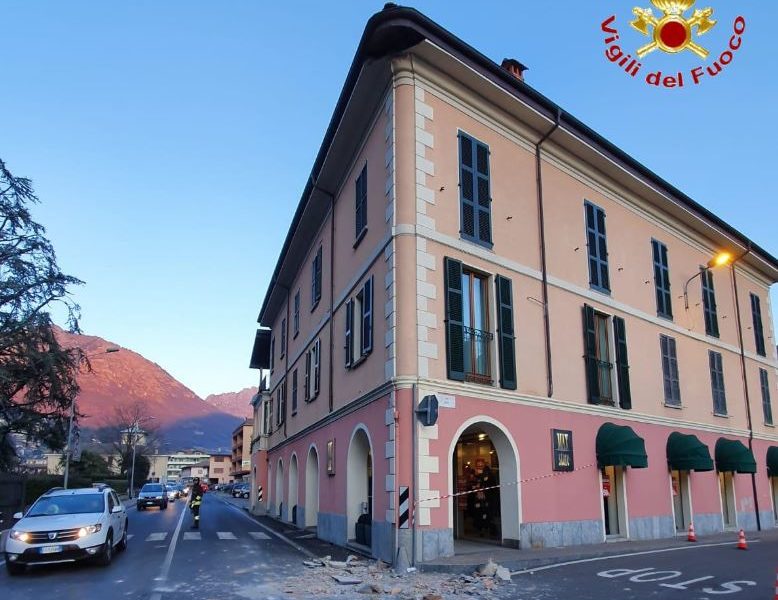 Resta in prognosi riservata la 17enne colpita dal cornicione che si è staccato da un edificio a Porlezza