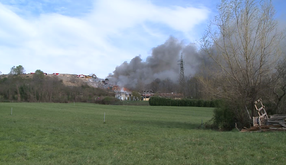 Incendio alla discarica di Mariano Comense, il rogo non era doloso. La Procura archivia l’indagine