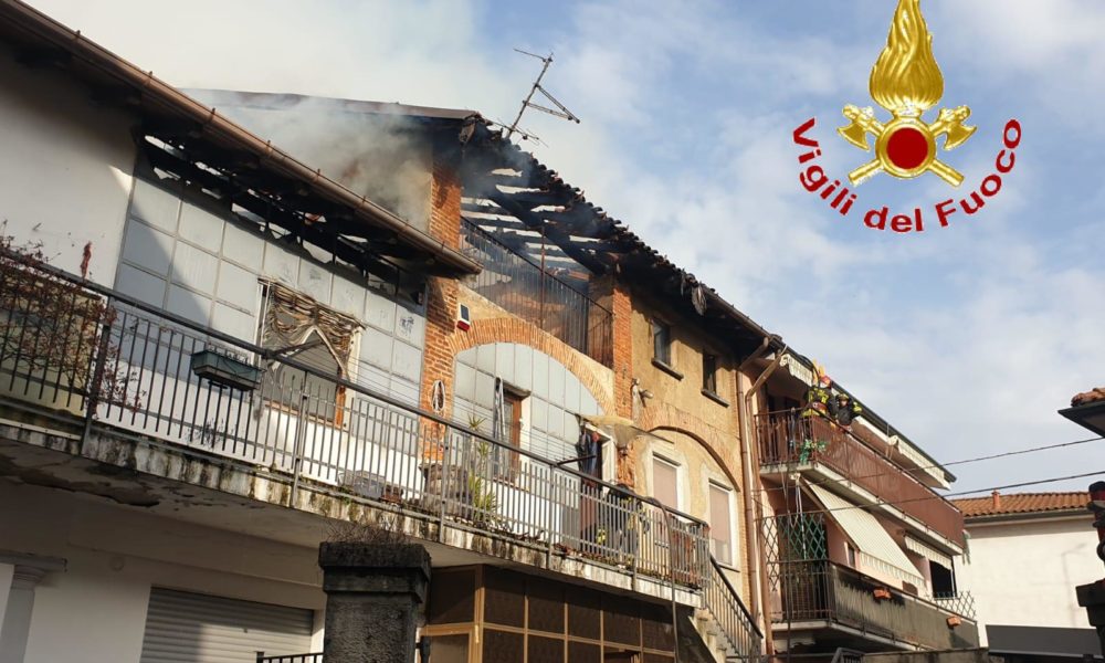 Cadorago, tetto in fiamme. In azione 18 vigili del fuoco per spegnere l’incendio