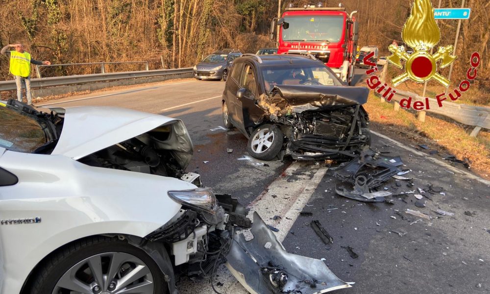 Fino Mornasco, schianto frontale tra due auto. Tre feriti