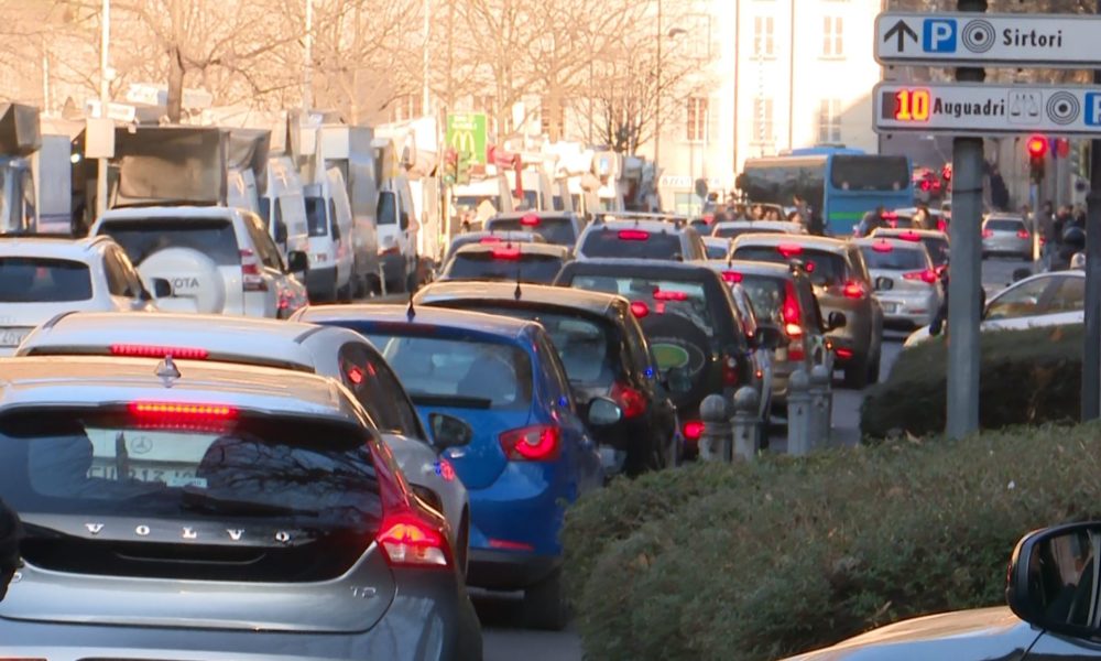 Saldi, sole, vacanze: altra giornata da bollino nero per il traffico. Ultimi giorni di assedio in città