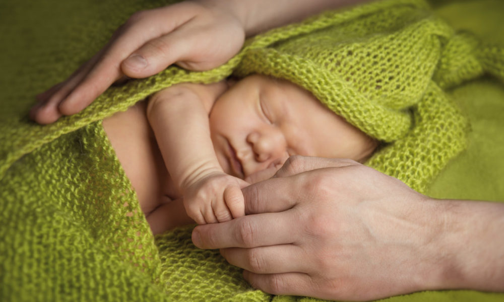 Bimbi nati fuori dall’ospedale e rischio ipotermia, arriva “una calda accoglienza”