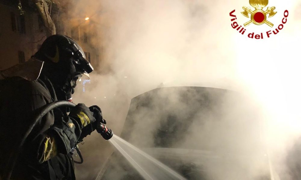 Como, auto in fiamme nella notte in via Bellinzona. Nessun ferito
