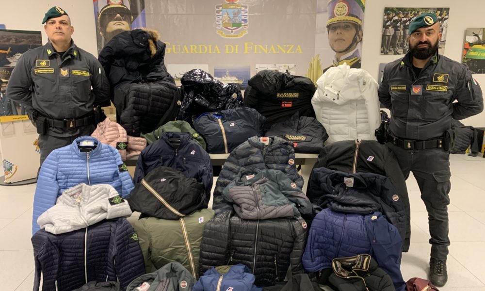 Como, bazar del falso, sequestrati 650 abiti e accessori contraffatti