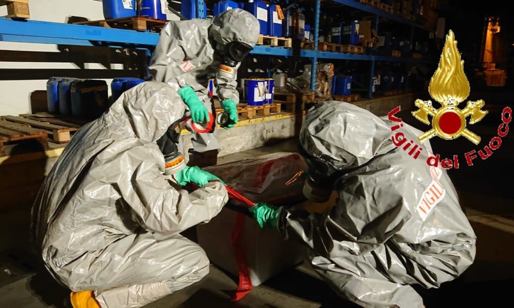 Casnate con Bernate, sversamento di acido fosforico in un’azienda. Intervento dei vigili del fuoco