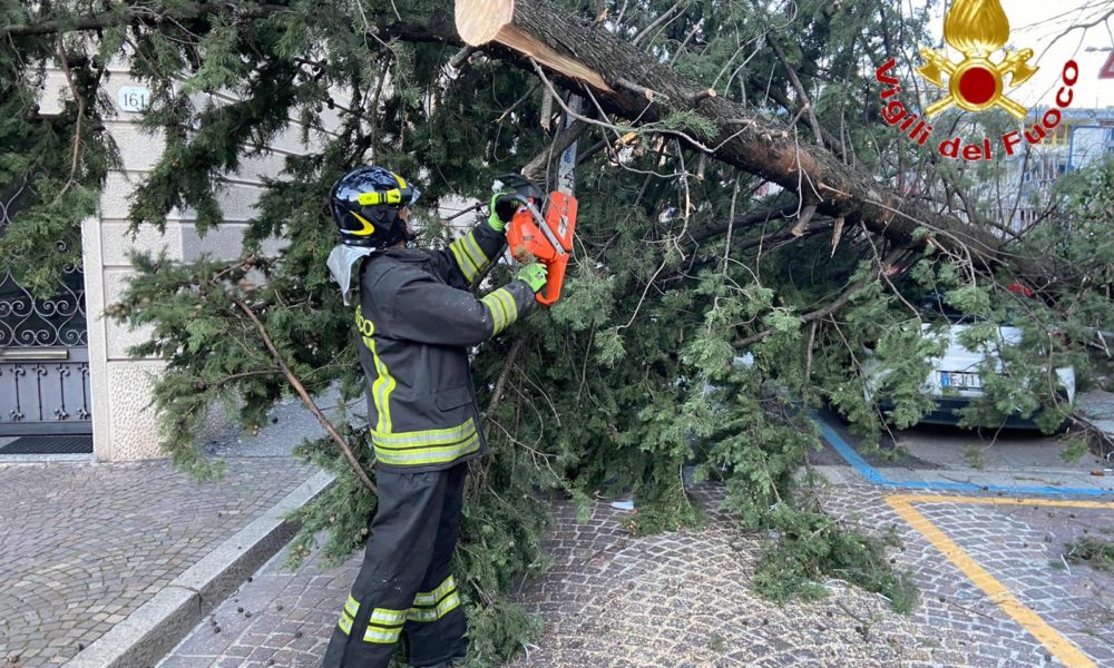 Forti raffiche di vento su Como e provincia, 60 interventi dei vigili del fuoco