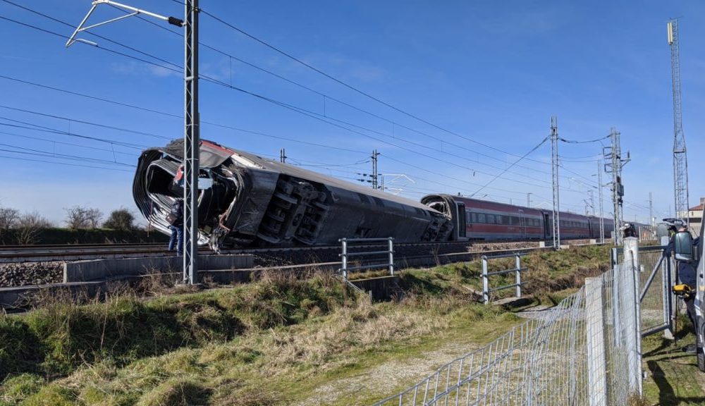 Treno deragliato a Ospedaletto Lodigiano, indagini in corso. Oggi la rimozione dei detriti