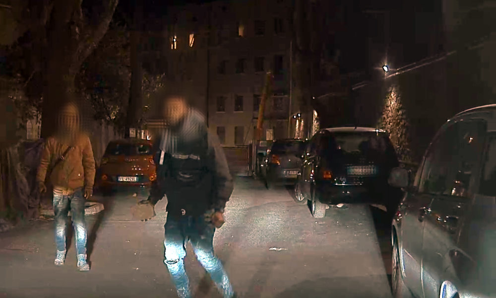 Lanciano mattoni contro le auto parcheggiate. Arrestati dalla polizia due somali ventenni incastrati dalla telecamera della auto tecnologica