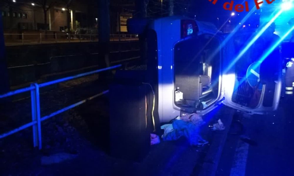 Como, scontro tra due auto nella notte, una si ribalta. Feriti due giovani