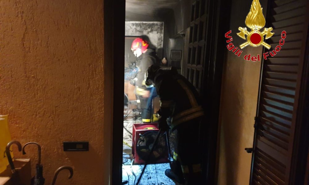 Como, principio d’incendio in un ufficio. Un intossicato trasportato in ospedale