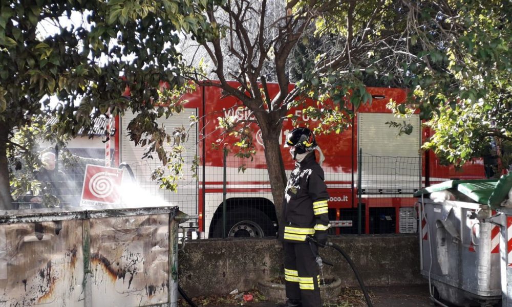 Lomazzo, cassonetto dei rifiuti in fiamme in via del Seprio