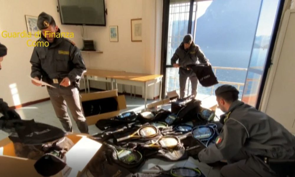 Contrabbando, operazione della Guardia di finanza di Oria: sequestrate 86 racchette da tennis