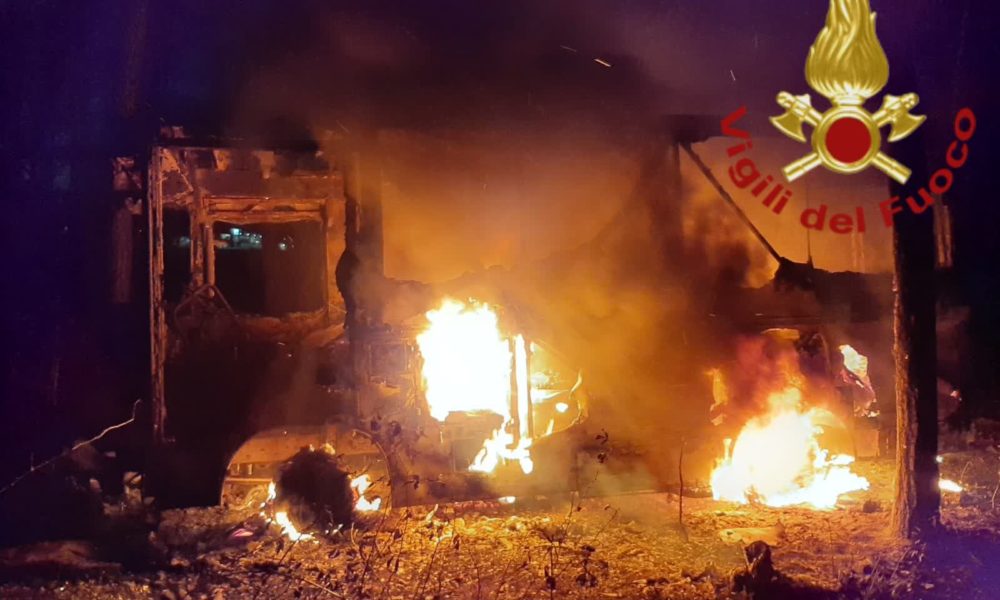 Cadorago, autocarro in fiamme in una zona boschiva. Intervento dei vigili del fuoco