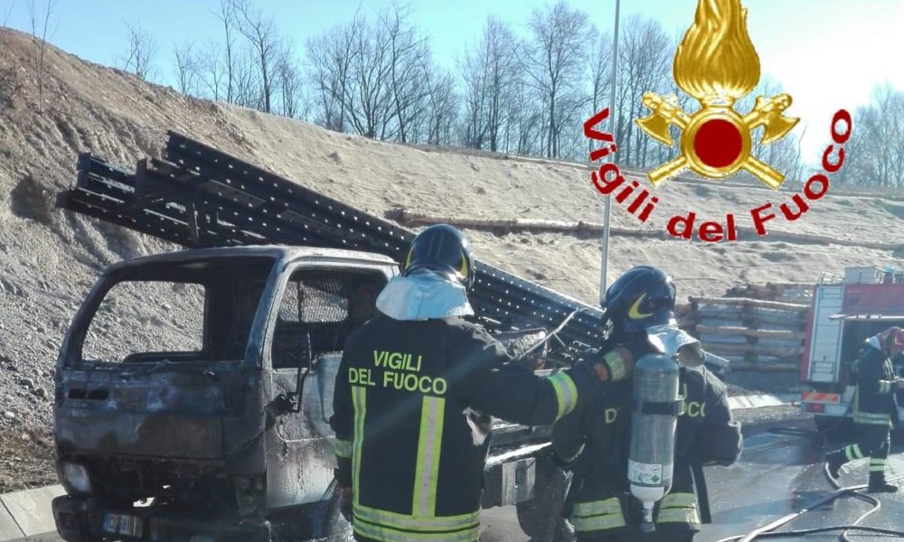 Autocarro in fiamme sulla provinciale tra Arosio e Canzo