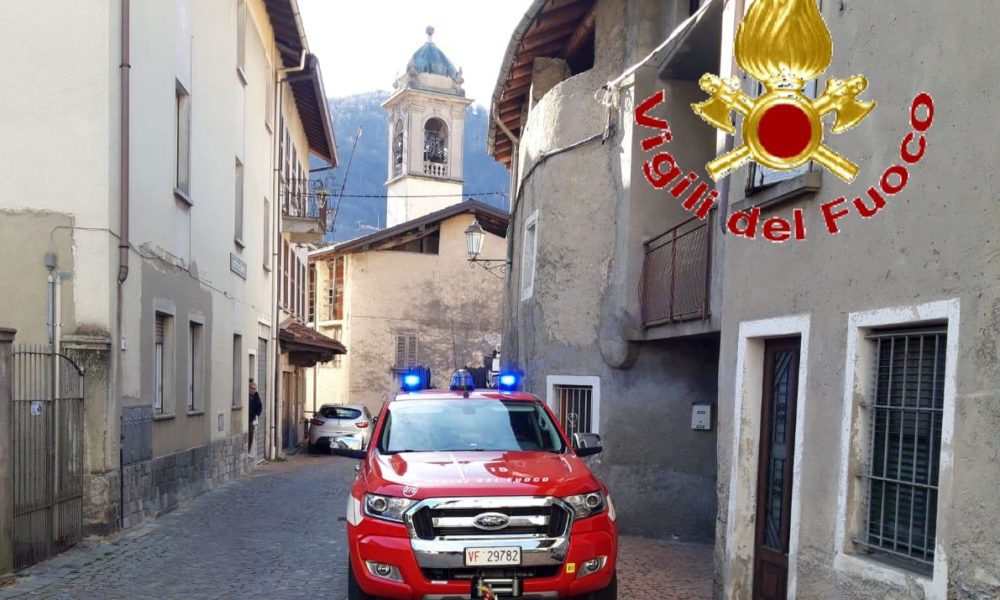 Barni, incendio in un garage, soccorso il proprietario