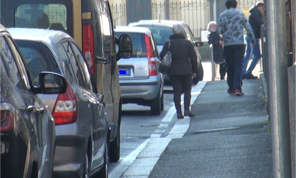 Sosta selvaggia in via Gramsci, meno auto ma non mancano i recidivi