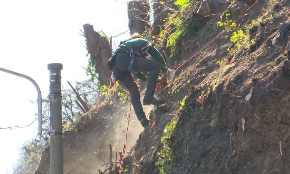 Via Per San Fermo, operai al lavoro da questa mattina