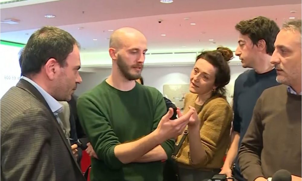 Regione Lombardia, annullata la conferenza, caos in sala stampa