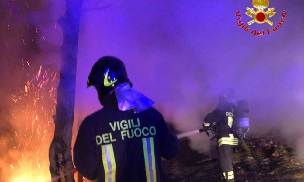 Ronago, auto in fiamme nei boschi, giallo sulla causa