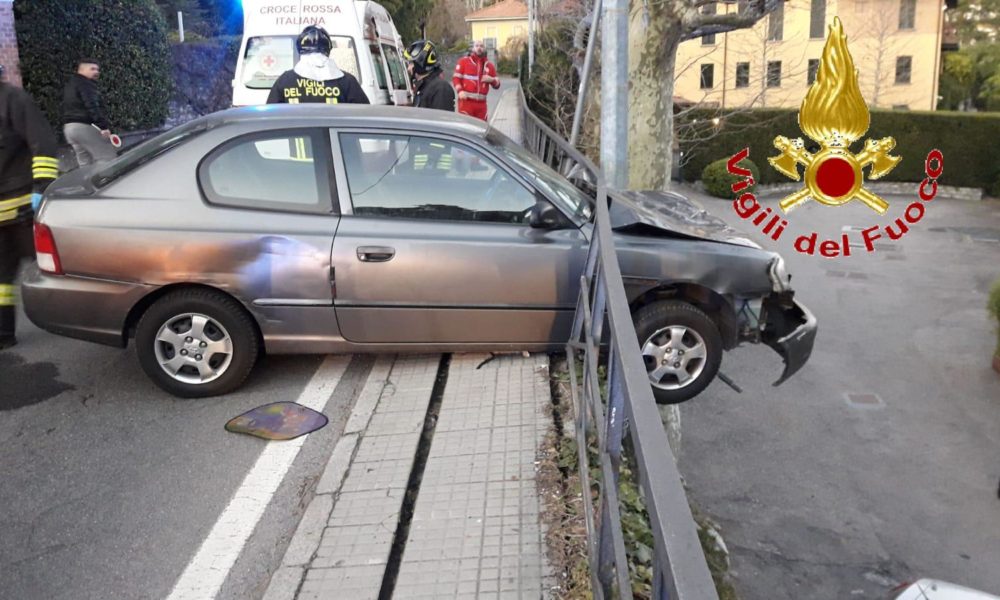 Cernobbio, con l’auto contro una ringhiera: conducente di 86 anni rimane incastrata, intervento dei vigili del fuoco