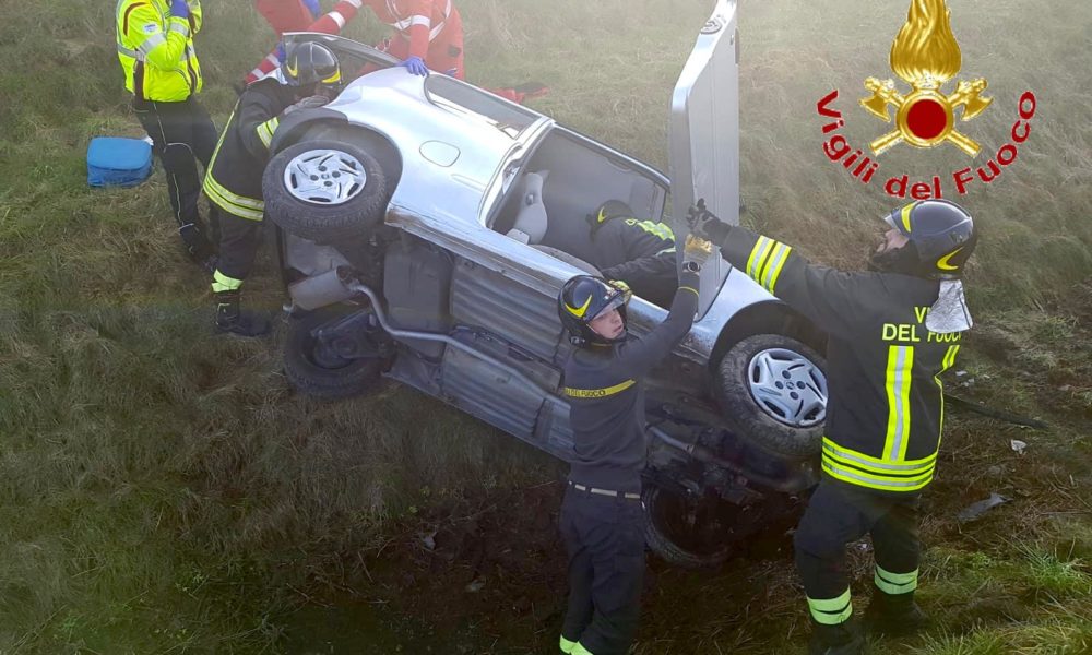 Grandate, auto ribaltata, la conducente rimane incastrata. Intervento dei vigili del fuoco