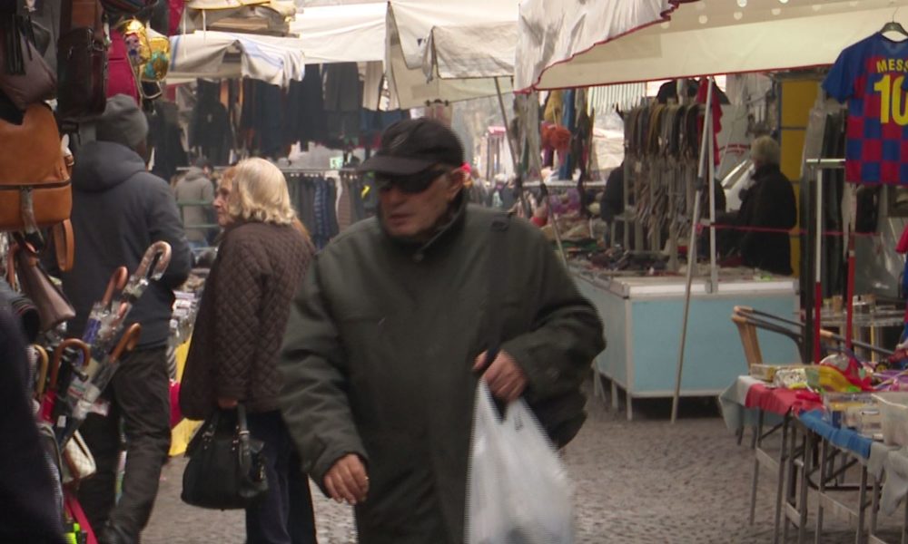 Mercato di Como, pochi clienti, la preoccupazione degli ambulanti