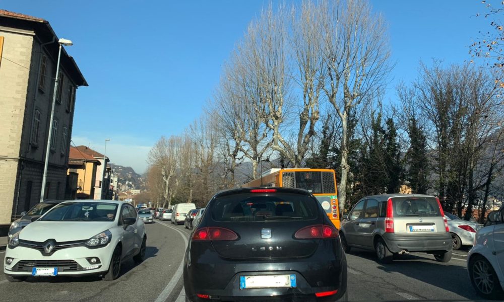 Corsia chiusa sulla A9 in direzione Chiasso, traffico in tilt a Como