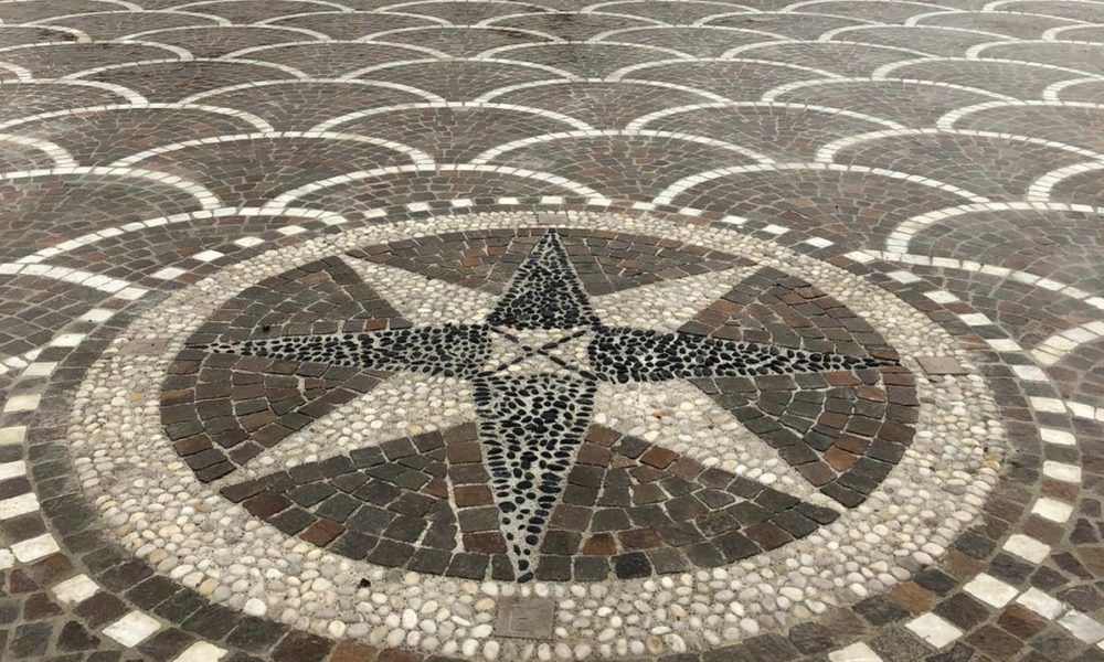 Como, i punti cardinali sono sbagliati: la rosa dei venti è da rifare