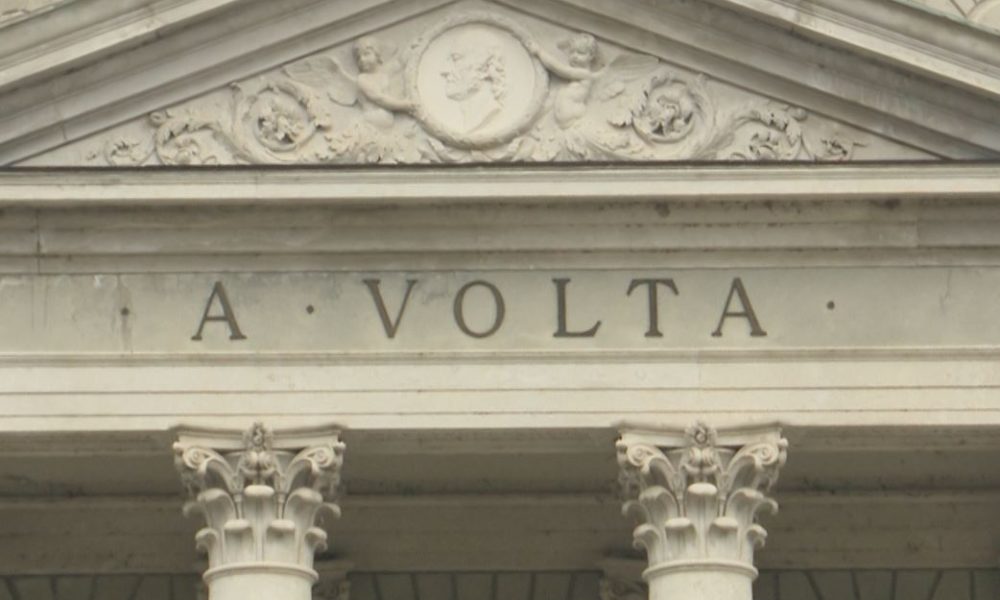 Tempio Voltiano di Como, senza data di riapertura: operai al lavoro per installare i rilevatori di fumo