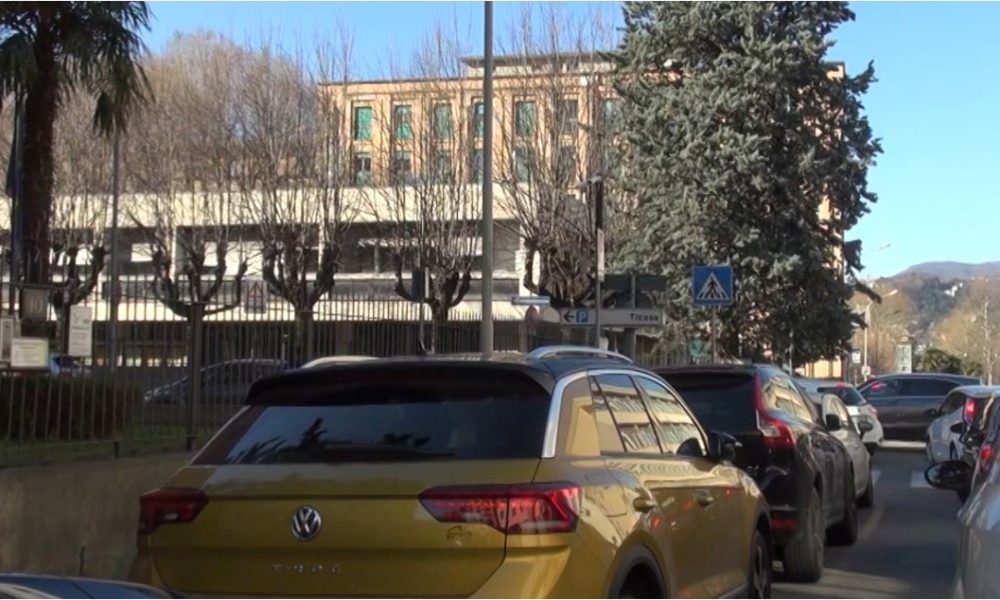 Como, sosta selvaggia all’uscita di scuola. Via Gramsci zona franca del parcheggio abusivo