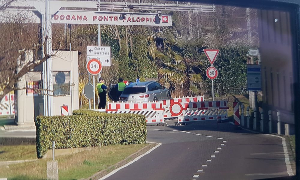 Frontalieri, la Svizzera chiude i valichi minori, tempi lunghi per attraversare il confine