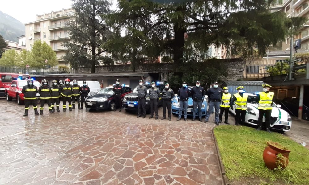 L’omaggio delle forze dell’ordine al personale sanitario degli ospedali