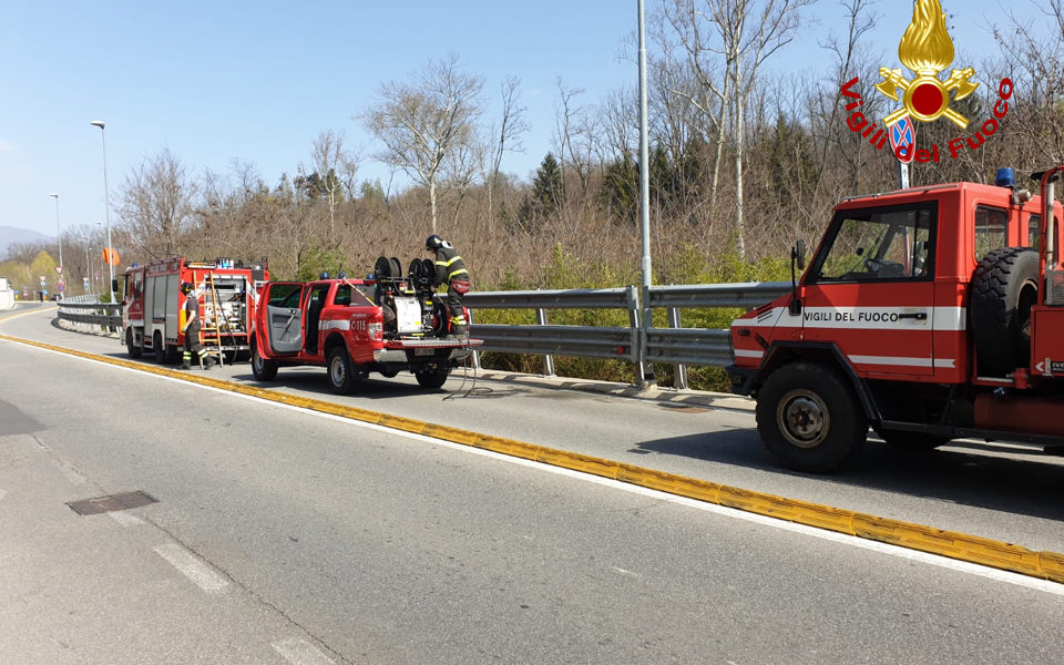 Montano Lucino, incendio vicino all’ospedale, intervento dei vigili del fuoco