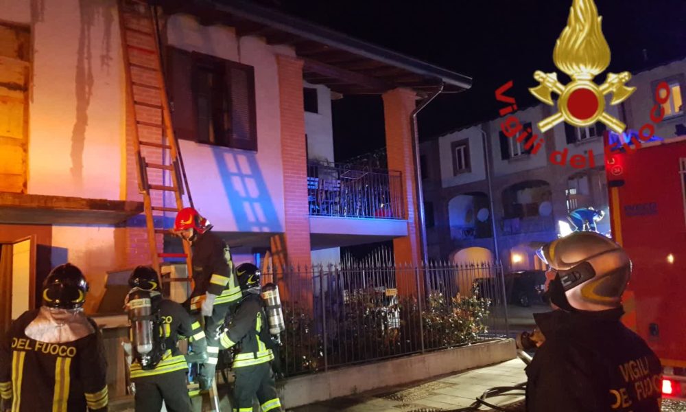 Lomazzo, tetto in fiamme, ingente mobilitazione dei pompieri