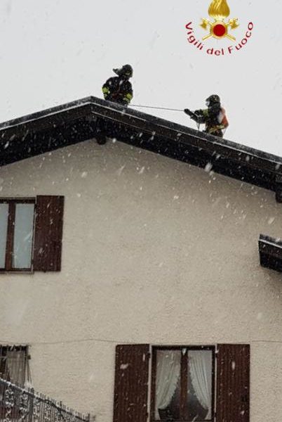 Pellio Intelvi, incendio di una canna fumaria, pompieri al lavoro