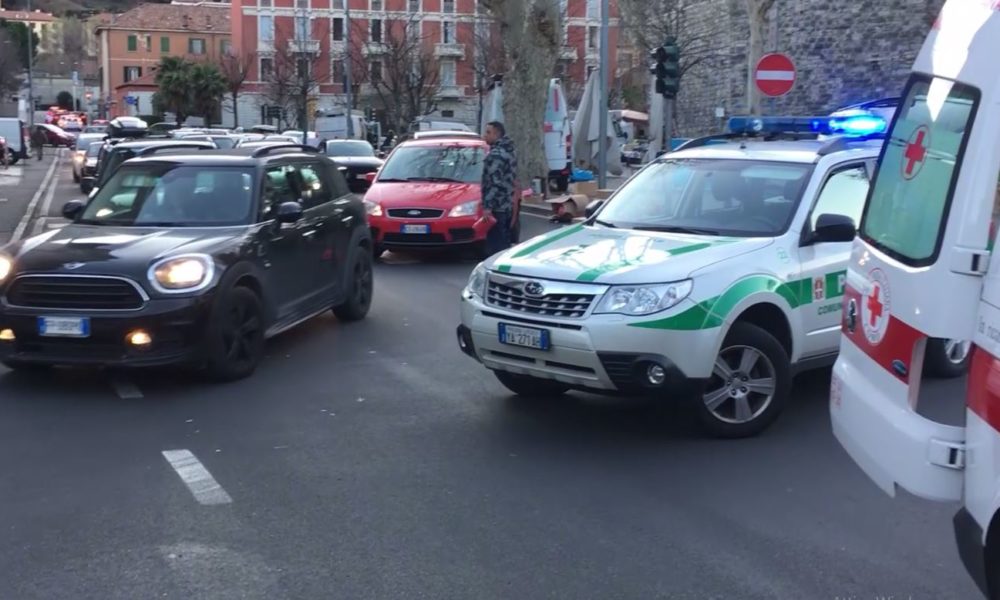 Como, ciclista investito in via Cattaneo, trasportato al Sant’Anna