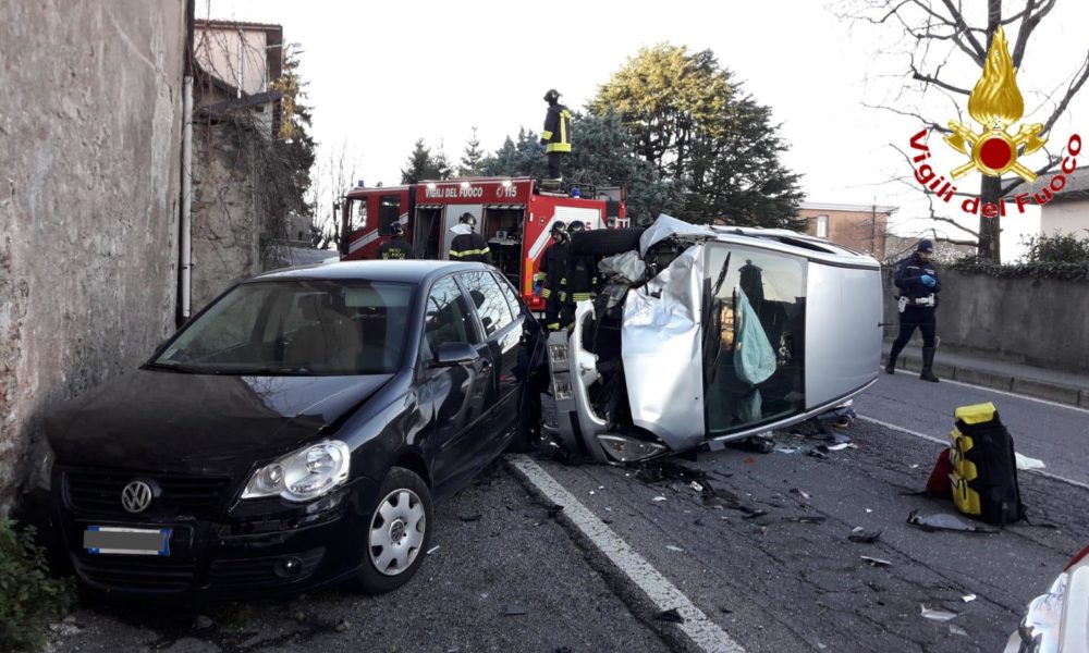 Trecallo, auto ribaltata dopo lo scontro, ferite lievi per il conducente